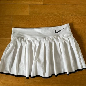 Tennis skirt / kjol  - Fint tennis kjol med shorts i strl s/m