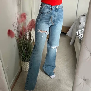 Zara jeans - Zara jeans i storlek 36, helt ny och oanvänd , prislapp sitter kvar! Kontakta mig för flera bilder 💞😊 