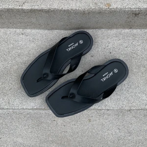 tofflor/flipflops - Skitsnygga flipflops från monki, endast använda ett fåtal gånger så bra skick! Köparen står för frakt 💙🌷