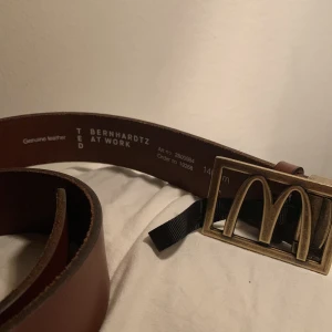 Mcdonals bälte - Säljer ett mcdonals bälte i riktigt bra skick, som ni ser på bilderna, du kan även ta bort McDonalds loggan och sätta på något annat skärp om detta är för litet. Finns i Kalmar men går att fraktas om köparen står för frakt. Priset kan diskuteras.