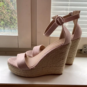 Klack från glamorous - Jättefina ljusrosa klackar från glamorous. Använda 1 gång då jag inte använder klack. 8 cm höga