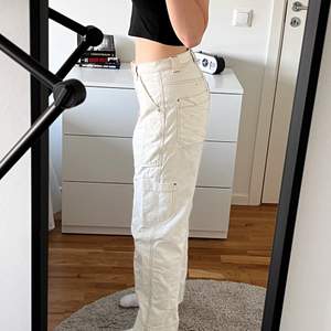 Vita baggy jeans från weekday som går att ha både low waist och high waist, går nästan ner till fötterna på mig som är 165 cm. 