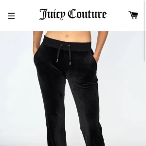 Juicy couture byxor svarta storlek S - Classic velour Diamante Del Ray pant black. Svarta byxor i velour och färgen svart. Storlek S. Står ”Juicy” där bak. Endast använda 1 gång och sedan svättade. Helt som nya. Kan mötas upp i Skåne annars frakta.