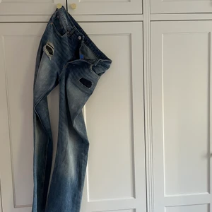 VINTAGE JEANS HM STUDIO - Jeans från HM Studio 2021 köpta på sellpy! Storlek 38 och LÅNGA! säljer då de är aningen små för mig och har därav inga bilder med dem på❤️ snygga och najs tvätt verkligen. Har tyvärr inga bilder med dem på då de är för tighta för mig❤️Skriv om du har frågor ! Köpare står för frakt men skrev i ”gratis frakt” då priset kan variera!!!!  Innerbenslängd: 87cm Midjemått: 80cm