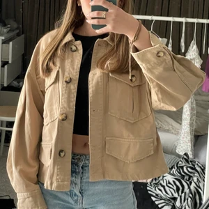 Zara Jeansjacka - Perfekt vårjacka ifrån Zara, strl S. Jeansjacka som inte kommer till användning. Finns ett band som man kan välja om man vill ha till eller inte. Går även ha bandet i utan att knyta det eller ta bort helt. Precis som ny! 🤎