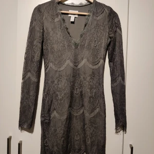 Klänning från Rebecca Stella - Grå klänning i storlek small från Rebecca Stella. Tight passform och kort. Aldrig använd.