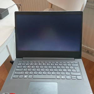 Bra fungerande dator. - Jag säljer min dator pga att den inte används lärgre. Den fungerar bra och det går utmärkt att spela spel på den tex roblox eller starstable. Den är i märket Lenovo och den är super bra! Ni kan pruta lite men jag vill hålla mig runt 3000💓💓