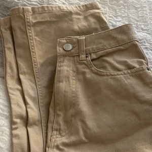 Jeans beigea - Beige jeans endast använda någon enstaka gång. Långa ben och utsvängda i modellen. 