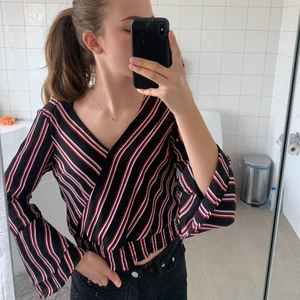 Festlig topp - Säljer denna randiga topp från Hm divided i strl 36 💓 fint skick, sparsamt använd ☺️