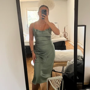Så himla fin och ny sidenklänning strl S - Helt ny, aldrig använd så fin grön sidesklänning! Strl S. Aldrig använd och säljer då jag har dubbletter! Så fin rygg snörning, vattenfallsurringning! Frakt 52kr😍