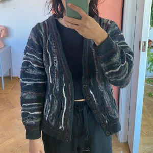 Vintage kofta i ull - Supercool vintage kofta i 100% ull. Färgerna är mörkt grå, ljusgrå, vinröd, beige och vit. Den är jättevarm