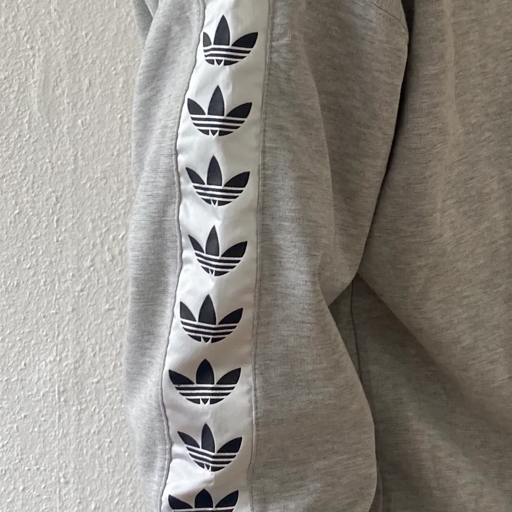 Snygg hoodie från adidas, i mycket bra skick 🥰 strl M. Tröjor & Koftor.