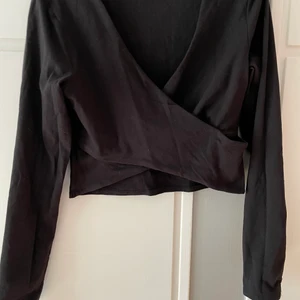 Långarmad croptop - En snygg Långarmad croptop med en criscros detalj! Perfekt till fest! Köpte för ett tag sedan säljer eftersom jag inte använder den! Leverans går att lösa(köparen står då för frakten)