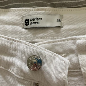 vita jeans gina tricot  - använda 2 gånger, säljer på grund av att dom passar inte mig jättebra och tänker att någon annan får användning av dom💕