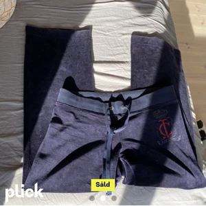 Juicy byxor  - Marinblå juicy!! Midjemått:74 det går att stretcha pga resor ifall de är för litet om 74 är för stort kan man dra åt banden, innerbenslängd är 67❤️❤️(inte mina bilder)