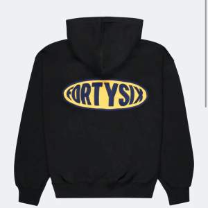 Säljer denna as snygga hoodien från District 46, köpt på Junkyard🤩 Aldrig använd, storlek XS men oversize! Nypris 799kr