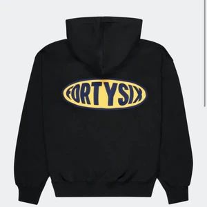 District 46 Hoodie - Säljer denna as snygga hoodien från District 46, köpt på Junkyard🤩 Aldrig använd, storlek XS men oversize! Nypris 799kr
