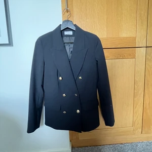 Kavaj - Mörkblå med guldiga knappar, lite mer figurnära