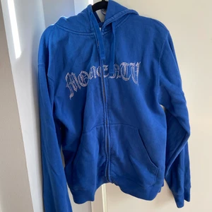 Rhinestone hoodie med dragkedja - Säljer min Rhinestone hoodie då den blivit lite för liten, storlek M men passar även S