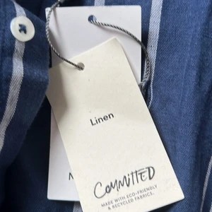 Helt Ny OANVÄND  - Linne/bomulls skjorta från MANGO storlek L.     Kika gärna på andra plagg, köp alla 3 skjortorna för 500kr 🚀📦