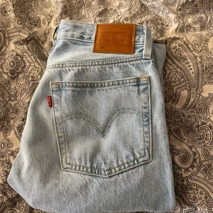 Levi’s jeans - Helt nya, säljer pga fel storlek och hann inte skicka tillbaka. Hör av er vid mer info💗