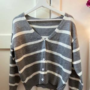 SHEIN stickad kofta (NY) - Helt oanvänd stickad kofta med knappar.