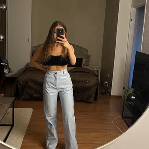 Blåa Skinnbyxor  - Säljer dessa blåa skinnbyxor i storlek small då dem är för stora för mig. 💙 Endast testad, så säljes i nyskick! Se bild 3 för storleksreferens, bär normalt xs/xxs i byxor