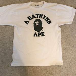 En äkta bape t-shirt köpt i Paris, påse finns kvar men den är lite trasig. Storlek S. Är i väldigt bra skick, har använts försiktigt. Skriv gärna frågor.