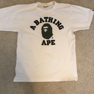 Bape t-shirt Storlek S - En äkta bape t-shirt köpt i Paris, påse finns kvar men den är lite trasig. Storlek S. Är i väldigt bra skick, har använts försiktigt. Skriv gärna frågor.