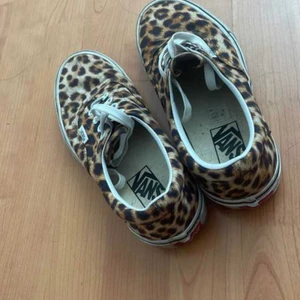 Vans  - Nästan helt oanvända vans, storlek 37 , finns i Vänersborg 