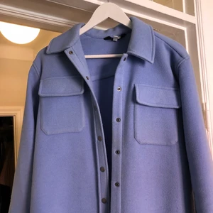 Jacka Other stories  - Jättefin jacka från Other stories i en klar blå färg. Perfekt som en vårjacka. Är i storlek EUR 32 men är en oversized modell. Jag är normalt en small. I mycket bra skick. 