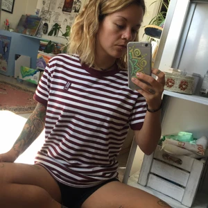 Randig coal-tshirt - Snygg randig coal-tshirt med fin passform. Använts väldigt sparsamt, ett ynka 5 gånger kanske. Sitter som en smäck på mig som är 158 cm lång! Ps, smutsig spegel! Haha. Den har inga fläckar 😂