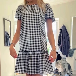 Rutig klänning - Så söt rutig klänning i stl XS, men passar även mig som har S/M! Bilden är lånad💕