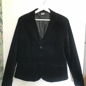 Sammetskavaj - Svart sammetskavaj i storlek 42 men på mig som S blir den bara lite oversized💕