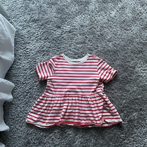 Zara tröja storlek S - En tröja från zara som tyvärr inte kommer till användning. Tvättar alltid inann jag skickar iväg och den har inga tydliga effekter💕