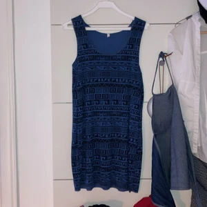 linneklänning - tror det är ett oversized linne som jag använt som kläning. köpt på en marknad i berlin för runt 300kr. från en indisk producent