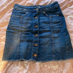 jeans kjol - En jättefin jeans kjol från gina tricot.  Storleken är 34 och lite för tight för mig drf säljer jag den samt att den inte används. Den är super fin och passar sommaren. Köparen står för frakten. Skriv till mig för ytterligare bilder och information om kjolen 