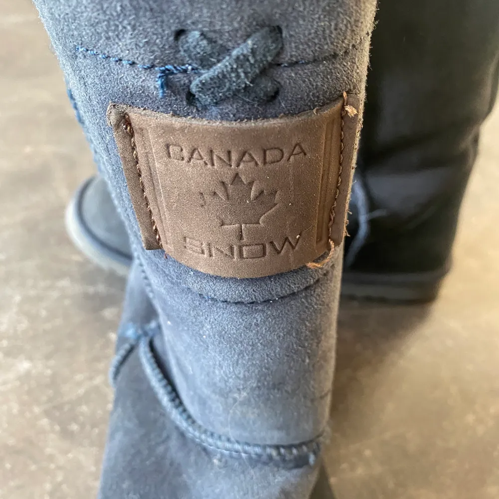 Canada Snow ”uggs” - höga fodrade skor. Marinblå i storlek 39. Skor.