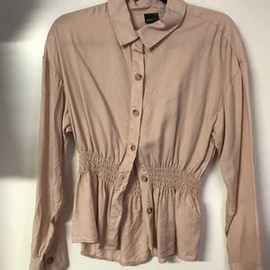 Skjorta  - Beige snygg skjorta från Gina tricot. Storlek 