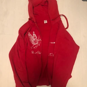 Zip hoddie - Säljer nu denna fina zip hoddie med rainstones! Bra skick men några diamanter har tappats men det syns inte! Kom privat för bilder💕 från bestyettocome1