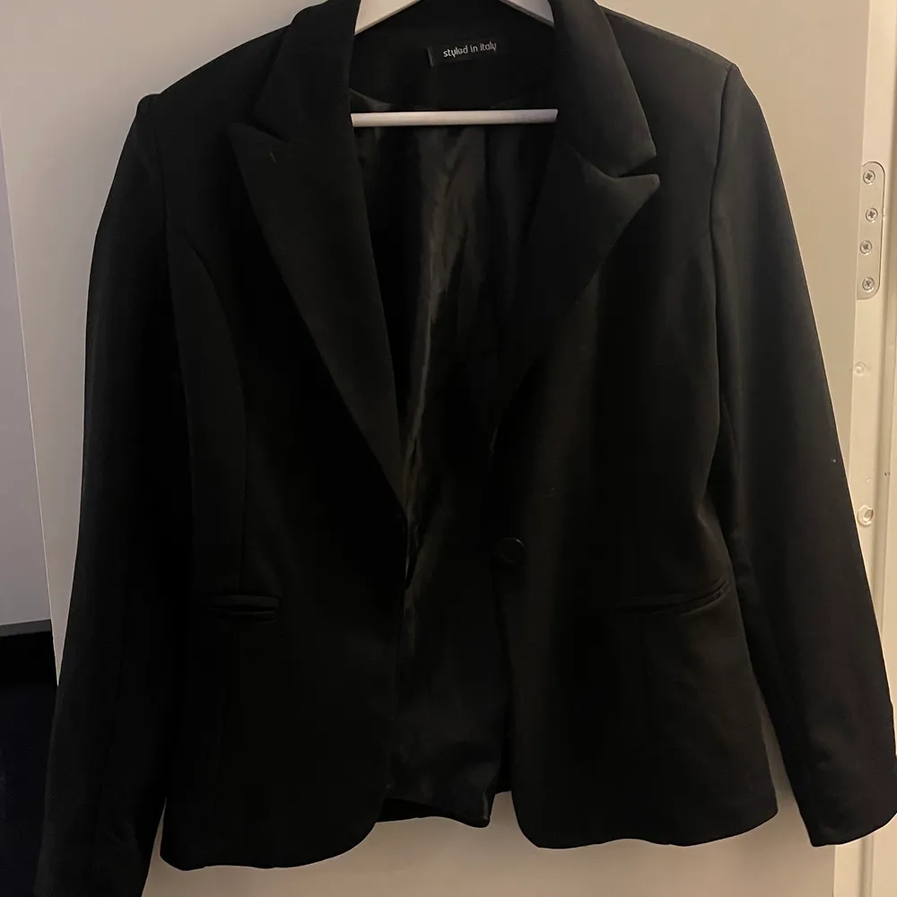 Snygg svart oversized blazer som köptes utomlands najs till klänning och boots tyvärr står inte storleken men den sitter overzised på mig som är en S så skulle tro att storleken är en L-XL💓. Jackor.