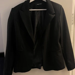 Blazer kavaj  - Snygg svart oversized blazer som köptes utomlands najs till klänning och boots tyvärr står inte storleken men den sitter overzised på mig som är en S så skulle tro att storleken är en L-XL💓