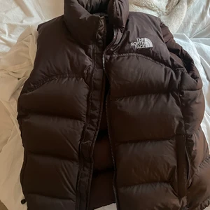 Brun north face  - Super fin väst i toppskick!!❤️❤️ Skriv in de är några funderingar 