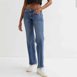 Lowwaist jeans  - Säljer mina fina low waist jeans från hm, fint skick förutom att jag gjort två små hål på insidan av midjan för att sätta snöre där men inget man märker av. Tror de är helt slutsålda 