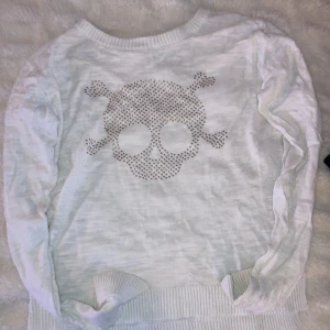 vit döskalle tröja - kom privat för att köpa 