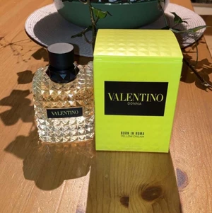 VALENTINO YELLOW DREAM - Köpt för 1400kr EDP 100ml!!! Min söta killkompis råkade beställa hem fel parfym… tycker dö synd om honom så taggad som han var :( Köper man den av mig får du den  billigare än att beställa dessutom!❤️ ( FÖRST TILL KVARN)