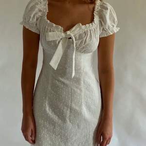 Säljer denna superfina vita klänningen från obsession Stockholm, pågrund av att den var för stor för mig. Köpt här på plick av en tjej som endast använt den 1 gång. Den är slutsåld på hemsidan och orginalpriset var 949 kr. Bilderna är lånade. Frakt ingår inte i priset. 