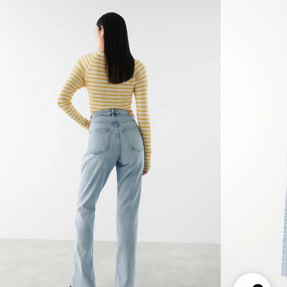 Säljer nu dessa blåa slit jeans från Gina Tricot i storlek 34, de är ganska stora i storleken då jag brukar ha 36 men 34 sitter ganska löst på mig. Köpte för 500 kan tänka mig sälja för 350+frakt då de är i fint skick, kom privat vid intresse så kan vi prata om pris.. Jeans & Byxor.
