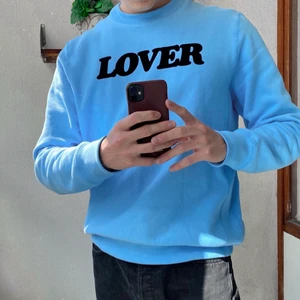 Bianca Chandôn sweatshirt - Tröjan är baby blå och köpt på Très bien för 2 år sedan. Den är knappt använd så den är i bra skick! Storlek L