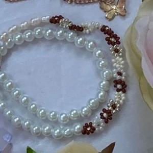 Armband  - 2 superfina armband! Ett med bara runda pärlor och ett med pärlor och blommor!💗 59kr/st🤍
